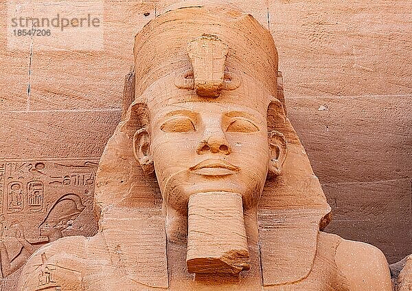 Zoomansicht der Statue von Pharao Ramses II. vor dem Großen Tempel von Ramses II. im Dorf Abu Simbel  Assuan  Oberägypten