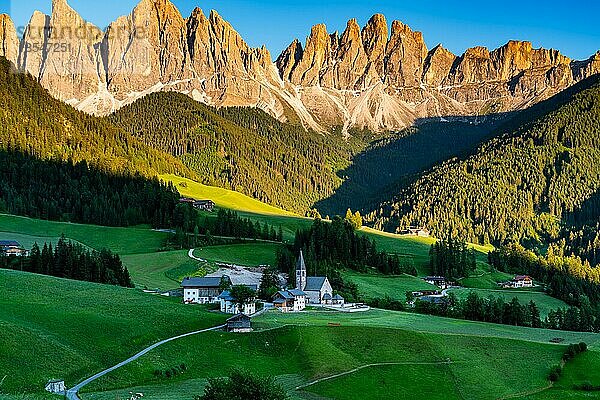 Abendlicht im Fünser Tal oder Val di Funes mit der Geislerspitze in den italienischen Dolomiten und der berühmten Kirche St. Magdalena in Südtirol  Italien  Europa