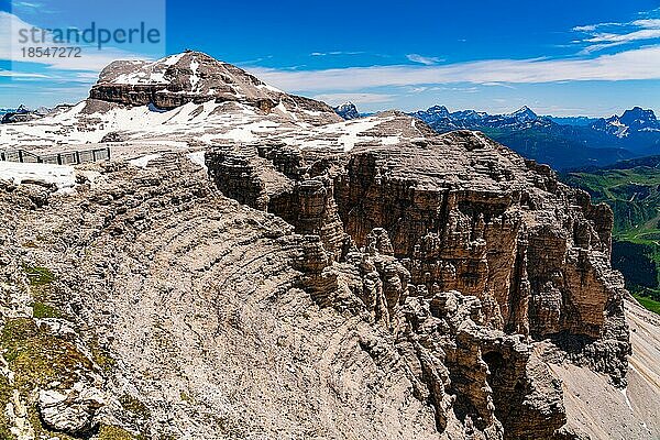 Schöne Naturlandschaft auf dem Saß Pordoi mit Schnee an einem sonnigen Tag im Trentino Südtirol  Italien  Europa