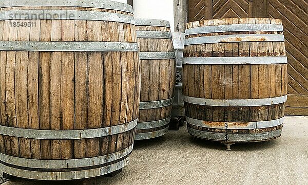 Alte traditionelle übergroße Holzfässer für die Reifung von roten Pinot Noir-Trauben für Barrique-Wein