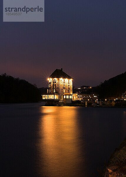 Rheinfall und die Burg am Rhein in der Abenddämmerung mit goldenen Lichtern Langzeitbelichtung Porträtansicht