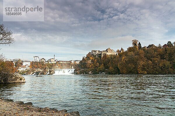 Landschaftsansicht des berühmten Rheinfalls in der Schweiz an einem lauen Herbsttag