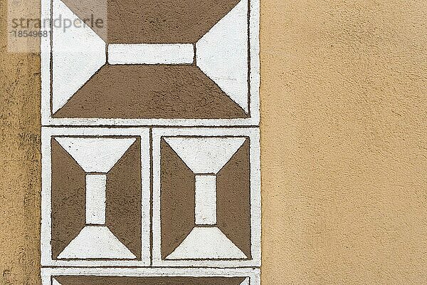 Künstlerisches Detail einer traditionellen Freskomalerei im Engadiner Baustil an einer Hausfassade