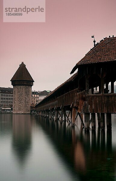 Vertikale Ansicht und Langzeitbelichtung der berühmten Kappelbrücke in Luzern bei Sonnenuntergang im Spätherbst