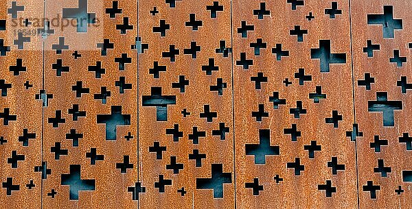 Close up abstrakte Ansicht des Gebäudes aus verrostetem Metall Haus Vorderansicht mit Kreuz wie Ausschnitte