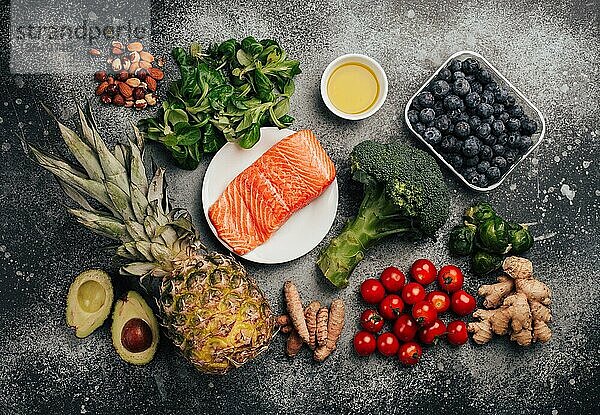 Konzept für eine entzündungshemmende Ernährung. Set von Lebensmitteln  die helfen  Entzündungen zu reduzieren pflanzliche Zutaten  frisches Obst  grünes Gemüse. Gesunde Ernährung Produkte  Draufsicht  Stein Hintergrund. Getönte