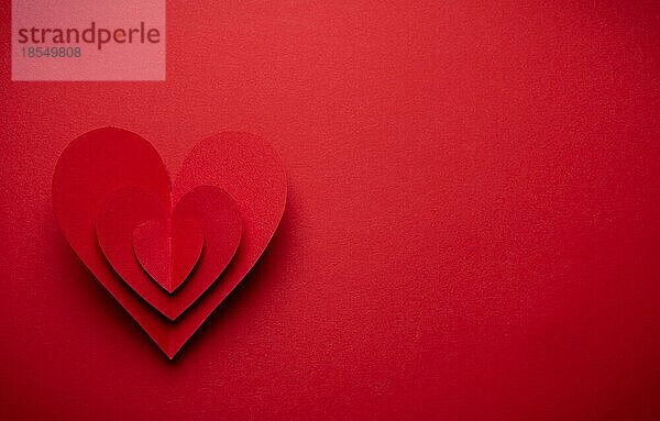 Großes voluminöses rotes Herz aus Papier auf rotem monochromen Hintergrund geschnitten  Papierhandwerk OrigamiStil von oben. Romantische Valentinstag Symbol  Liebe Konzept. Papier Kunst Design  14. Februar  Kopie Raum