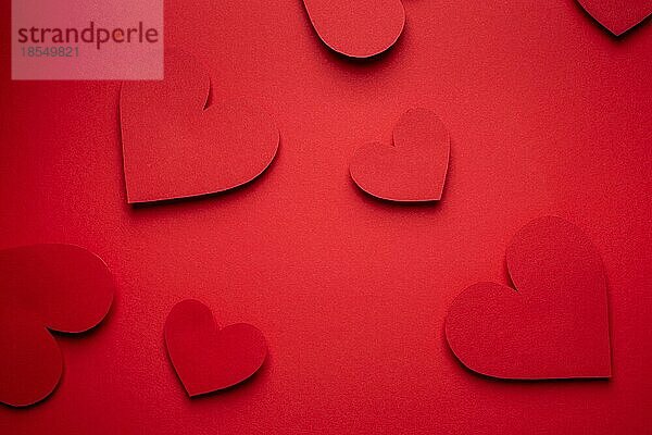 Rote Herzen aus Papier geschnitten auf rotem Hintergrund  Papier Handwerk OrigamiStil von oben. Romantische Valentinstag rot monochromen Hintergrund  Liebe Konzept. Verschiedene Größe Herzen Draufsicht  Papier Kunst Design
