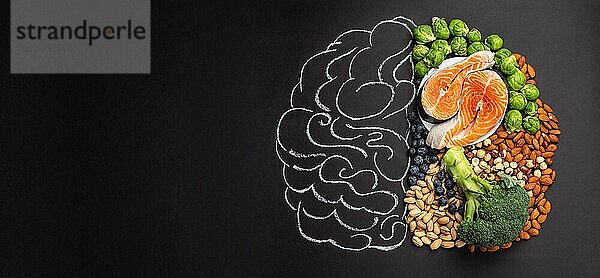 Kreide Hand gezeichnet Gehirn Bild mit verschiedenen Lebensmitteln  Lebensmittel für die Gesundheit des Gehirns und gutes Gedächtnis: frischer Lachs  Gemüse  Nüsse  Beeren auf schwarzem Hintergrund. Lebensmittel zur Steigerung der Gehirnleistung  Draufsicht  Kopierraum
