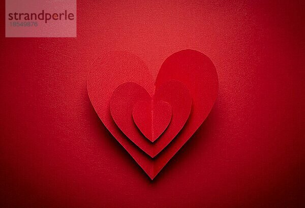 Großes voluminöses rotes Herz aus Papier auf rotem monochromen Hintergrund geschnitten  Papierhandwerk OrigamiStil von oben. Romantische Valentinstag Symbol  Liebe Konzept. Papier Kunst Design  14. Februar Feier