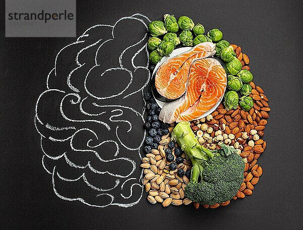 Kreide Hand gezeichnet Gehirn mit verschiedenen Lebensmitteln  Lebensmittel für die Gesundheit des Gehirns und gutes Gedächtnis: frischer Lachs Fisch  grünes Gemüse  Nüsse  Beeren auf schwarzem Hintergrund. Lebensmittel zur Steigerung der Gehirnleistung  Draufsicht