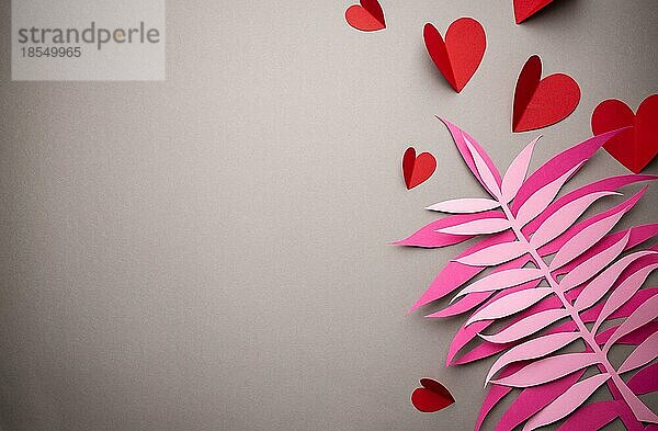 Flat Lay romantischen Valentinstag Hintergrund  Papier Kunst Dekoration. Papierherzen und tropische exotische Blätter auf neutralem grauen Hintergrund. Valentinstag Feier Konzept Handwerk Origami  Platz für Text