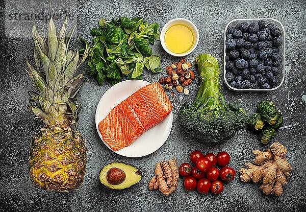 Konzept für eine entzündungshemmende Ernährung. Set von Lebensmitteln  die helfen  Entzündungen zu reduzieren pflanzliche Zutaten  frisches Obst  grünes Gemüse. Gesunde Ernährung Produkte  Draufsicht  Stein Hintergrund