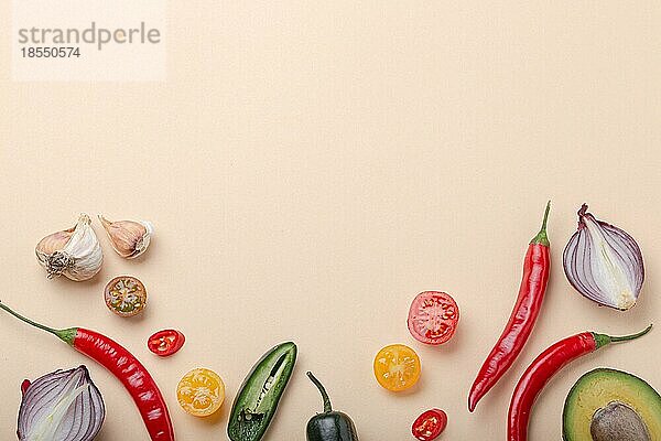 Kreative Kochen gesunde Bio-Lebensmittel-Konzept Hintergrund von bunten Obst und Gemüse auf beige Hintergrund flach legen: Tomaten  Paprika  Avocado  Zwiebel  Knoblauch Draufsicht mit Platz für Text