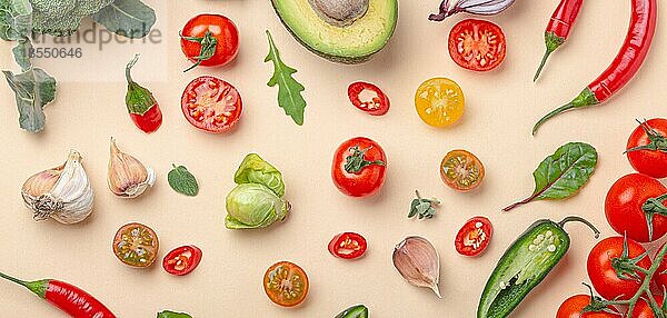Kreative Kochen gesunde Bio-Lebensmittel-Konzept Hintergrund aus bunten Obst und Gemüse auf beige Hintergrund flach legen: Tomaten  Brokkoli  Avocado  Zwiebel  Knoblauch  Kräuter Draufsicht
