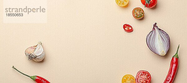 Kreative Kochen gesunde Bio-Lebensmittel-Konzept Hintergrund von bunten Obst und Gemüse auf beige Hintergrund flach legen: Tomaten  Paprika  Avocado  Zwiebel  Knoblauch Draufsicht mit Platz für Text