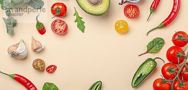 Kreative Kochen gesunde Bio-Lebensmittel-Konzept Hintergrund von bunten Obst und Gemüse auf beige Hintergrund flach legen: Tomaten  Brokkoli  Avocado  Zwiebel  Knoblauch Draufsicht mit Platz für Text