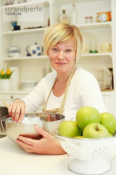 Frau beim Kochen und Backen in der Küche