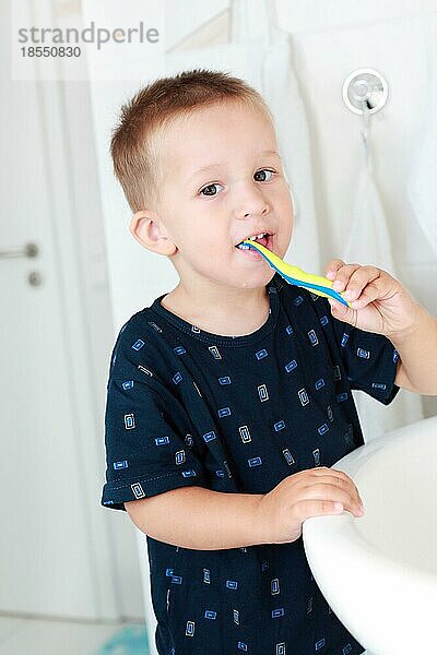 Zahnpflege kleiner Junge putzt sich die Zähne