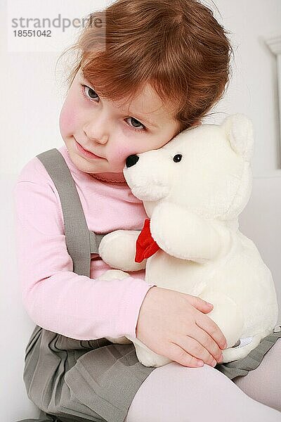 Porträt eines traurigen kleinen Mädchens mit Teddybär