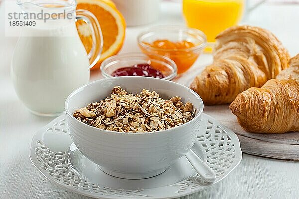 Frühstück mit Müsli  Milch  Orangensaft