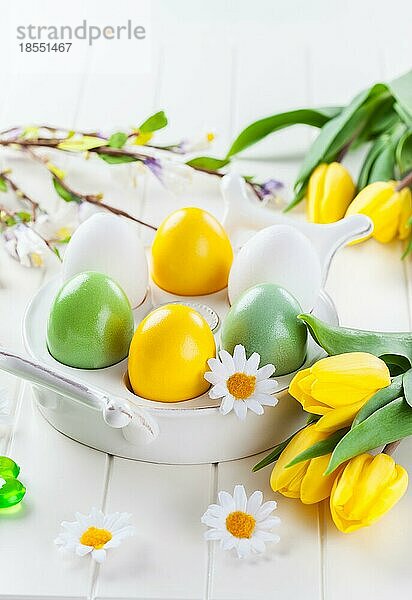 Ostereier mit Frühlingsblumen als Tischdekoration