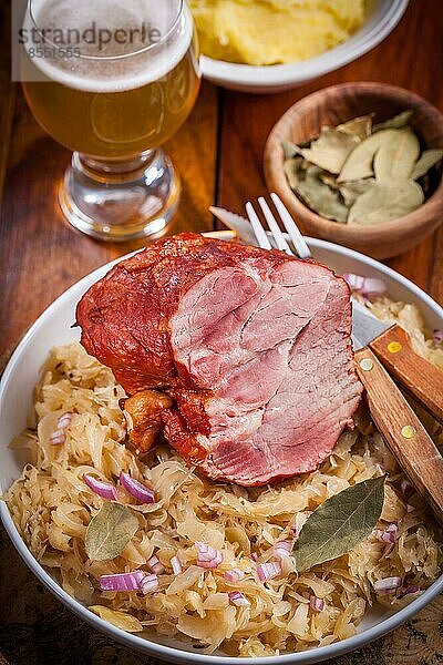 Geräuchertes Schweinefleisch mit Kraut (Sauerkraut) und Bier