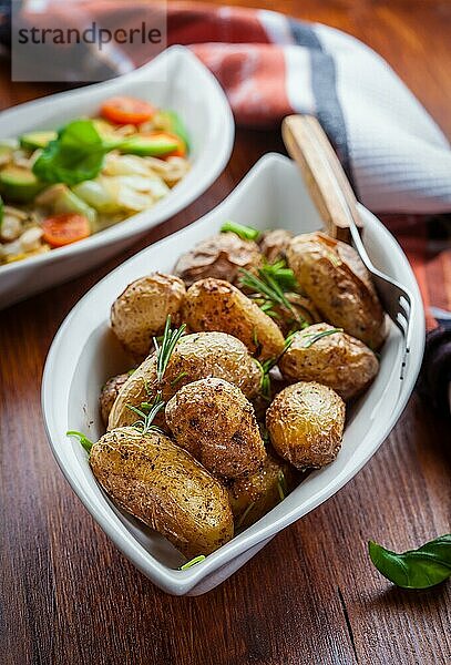 Gebackene Kartoffeln mit Krautsalat
