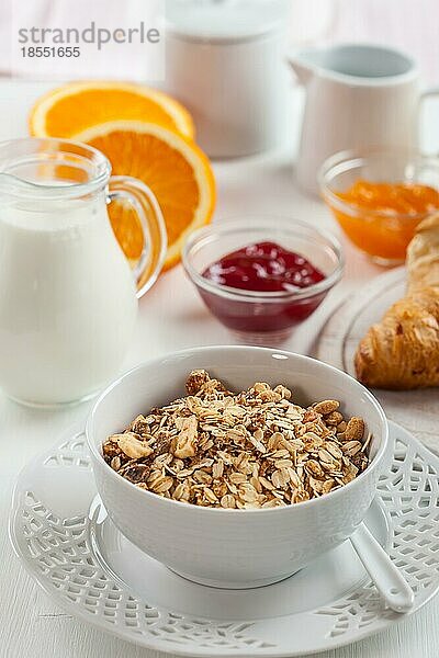 Frühstück mit Müsli  Milch  Orangensaft