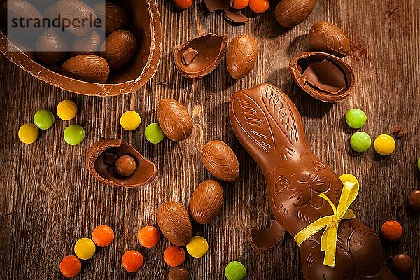 Assortierte Schokolade für Ostern auf hölzernem Hintergrund