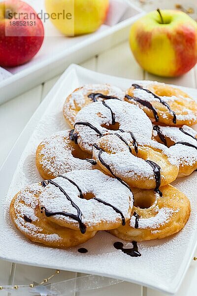 Leckere selbstgemachte Apfelpfannkuchenringe für Weihnachten