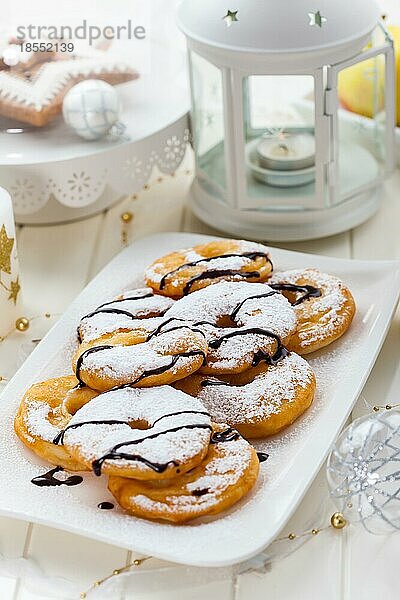 Leckere selbstgemachte Apfelpfannkuchenringe für Weihnachten