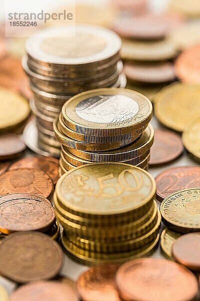 Stapel von Euromünzen . Geld