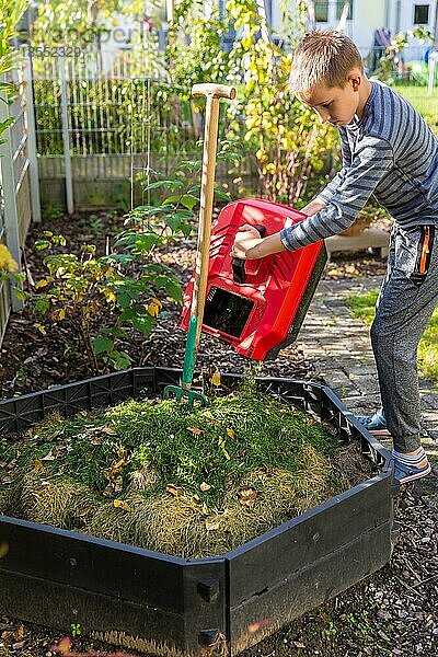 Kind hilft im Garten Kompostierung