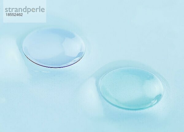 Makrodetail moderner starrer gasdurchlässiger Kontaktlinsen (GP) in Aufbewahrungslösung