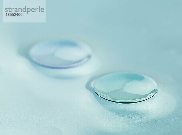 Makrodetail moderner starrer gasdurchlässiger Kontaktlinsen (GP) in Aufbewahrungslösung
