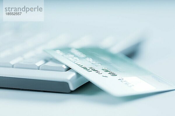 Bank Creadit Karte auf Tastatur. Konzept des Online Bankings und des Internetkaufs. Weichzeichner