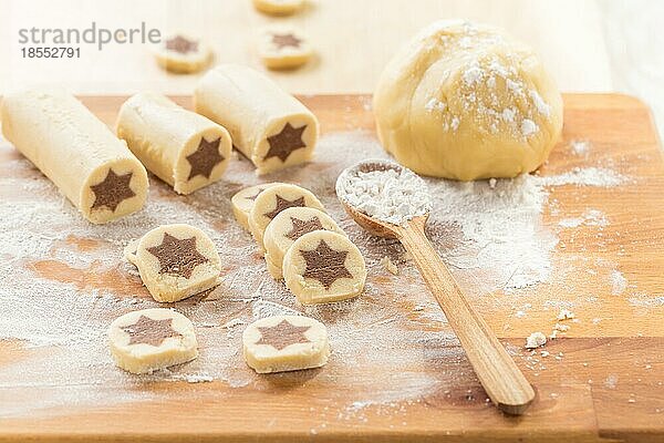 Backen von Weihnachtsplätzchen mit Schokoladenstern. Hausgemachte Bäckerei  Weihnachten süß  Winterurlaub Konzept