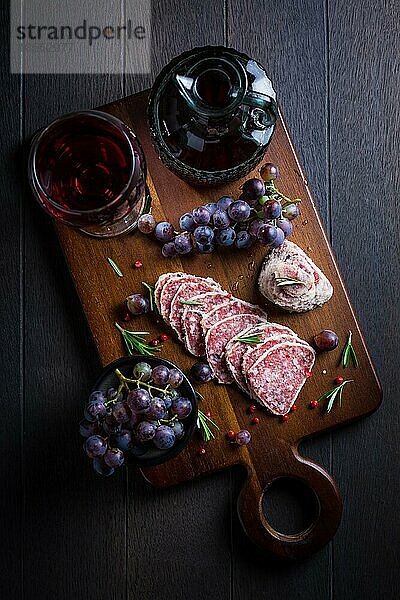 Saltufo italienische Salami Delikatesse  Salami mit Sommertrüffel  umhüllt von Parmesankäse mit Rotwein und Trauben