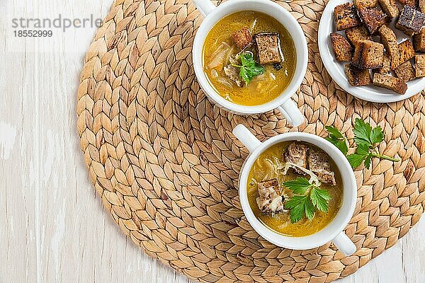 Traditionelle französische Zwiebelsuppe mit gerösteten Brotcroutons für Herbst und Winter