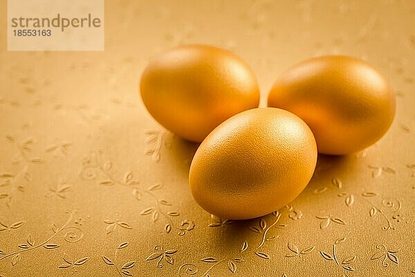 Goldene Eier auf goldenem Hintergrund für Ostern