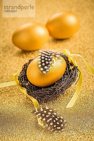 Goldene Eier auf goldenem Hintergrund für Ostern