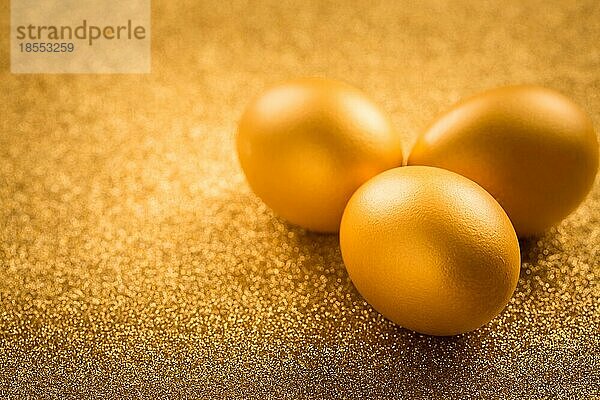 Goldene Eier auf goldenem Hintergrund für Ostern