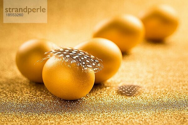 Goldene Eier auf goldenem Hintergrund für Ostern