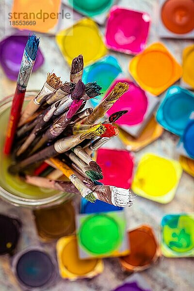 Set mit bunten Aquarellfarben und Pinseln für die Malerei aus nächster Nähe. Selektiver Fokus