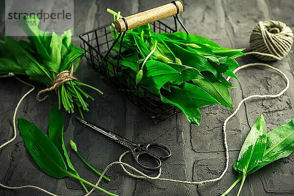 Bärlauch (Allium ursinum) Ramson oder Bärlauchbündel auf dem alten Küchentisch