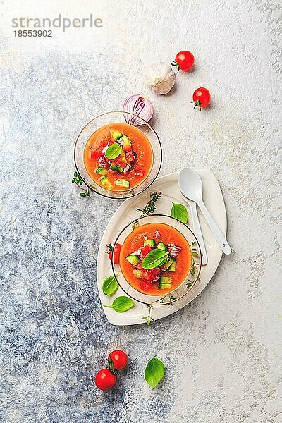 Hausgemachte spanische Gazpacho kalte Gemüsesuppe mit Zutaten  erfrischend und kühl