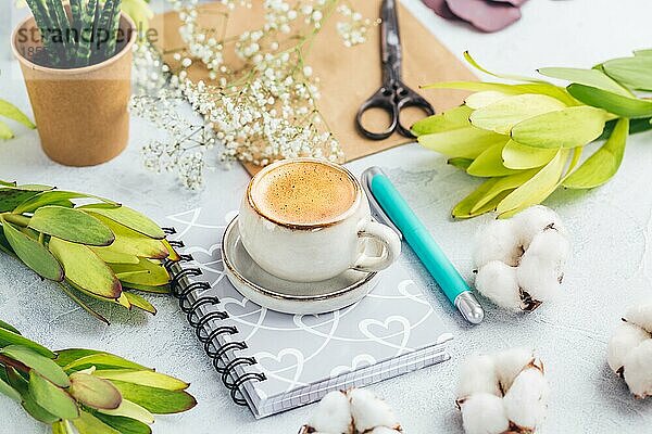 Arbeitsplatz mit Tasse Kaffee  Pflanzen und Notizbuch. Ideen für Ihr Garten Scrapbook