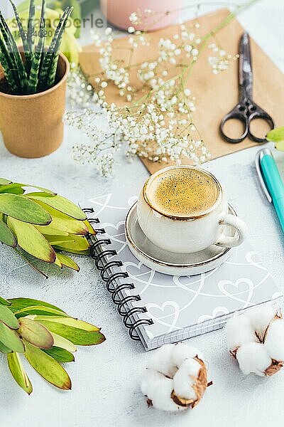 Arbeitsplatz mit Tasse Kaffee  Pflanzen und Notizbuch. Ideen für Ihr Garten Scrapbook