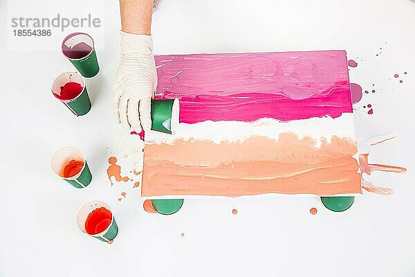 Acryl Gießtechnik Acryl gießen Aktion Foto der Ausbreitung von Farbe auf Leinwand mit Tasse